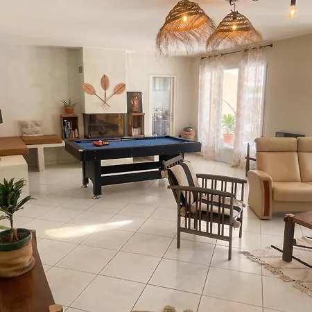 Apartment Spacieux Avec Piscine A 130 M² *
